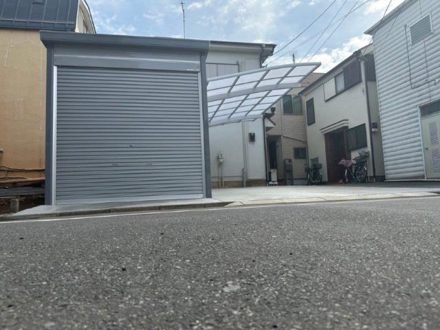 洗練されたデザインのシャッター付きガレージとカーポートの融合｜東京都練馬区のH様邸にて外構リフォーム工事
