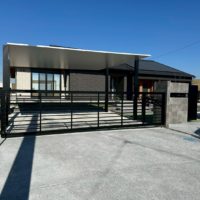 LIXIL カーポートSC 2台用と電動オーバードア設置後の新築外構（昼間外観・埼玉県吉川市）