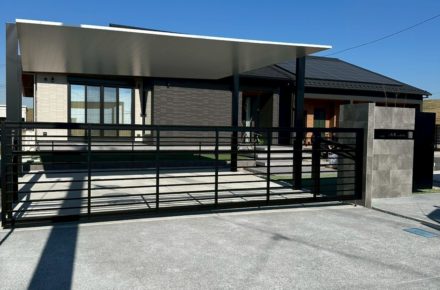 LIXIL カーポートSC 2台用と電動オーバードア設置後の新築外構（昼間外観・埼玉県吉川市）