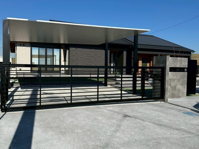 【埼玉県吉川市】LIXIL カーポートSC 2台用＋電動オーバードア設置工事｜新築外構工事におけるファサード一体型カーポート施工事例