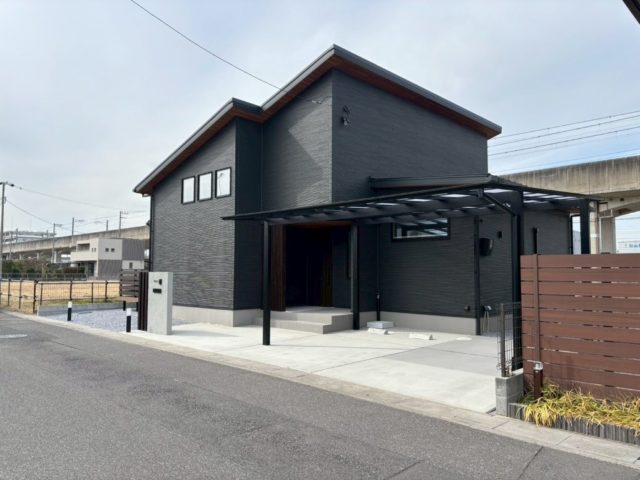 【埼玉県八潮市】ネスカF2台用カーポート設置｜刷毛引き土間コン＆砕石防草の新築外構